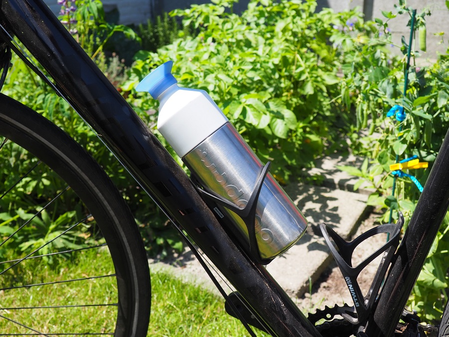 Water meenemen tijdens het wandelen of fietsen is zeer belangrijk. Voldoende drinken is belangrijk tijdens inspanning.