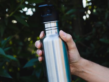 Water meenemen tijdens het wandelen of fietsen is zeer belangrijk. Voldoende drinken is belangrijk tijdens inspanning.