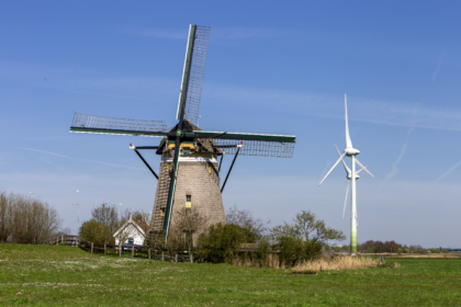 Oude molen en windmolens in Zoeterwoude in het Groene Hart bij Zuid-Holland.