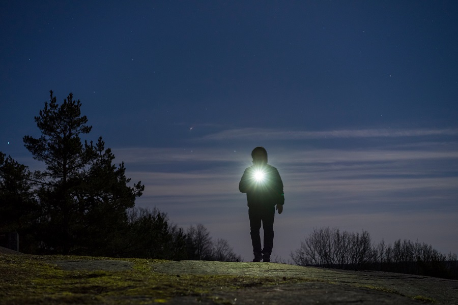 Veilig alleen wandelen is belangrijk. In het donker dien je goed zichtbaar te zijn - Toeractief