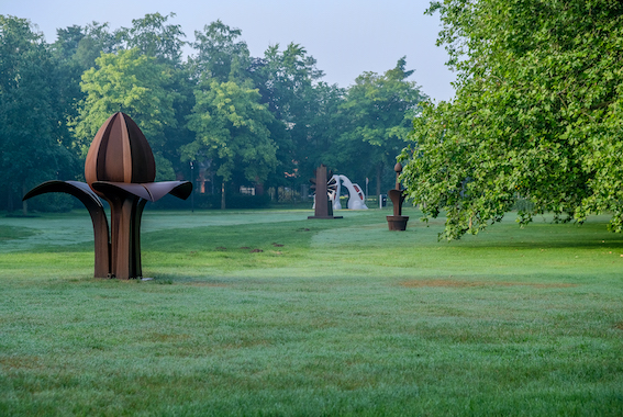 Een aantal beelden en objecten is tentoongesteld in het Mien Ruys Park in Bergeijk