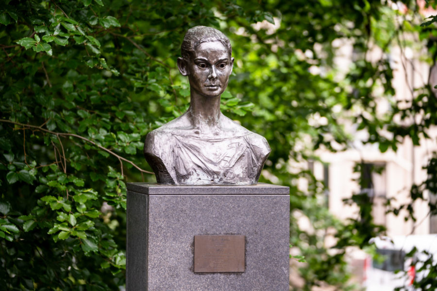 Borstbeeld van Audrey Hepburn in Arnhem