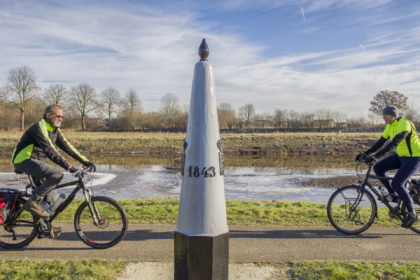 Grenspaal op de fietsroute Breda