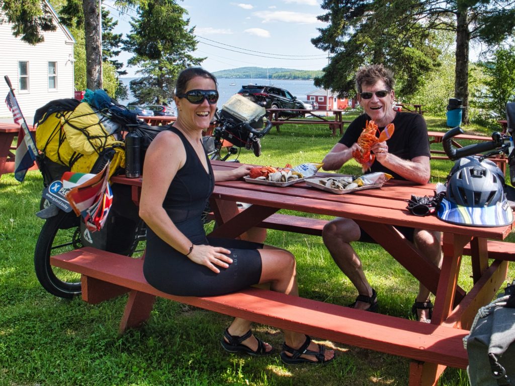 Ben en Linda van XPLORID eten kreeft op de East Coast Greenway