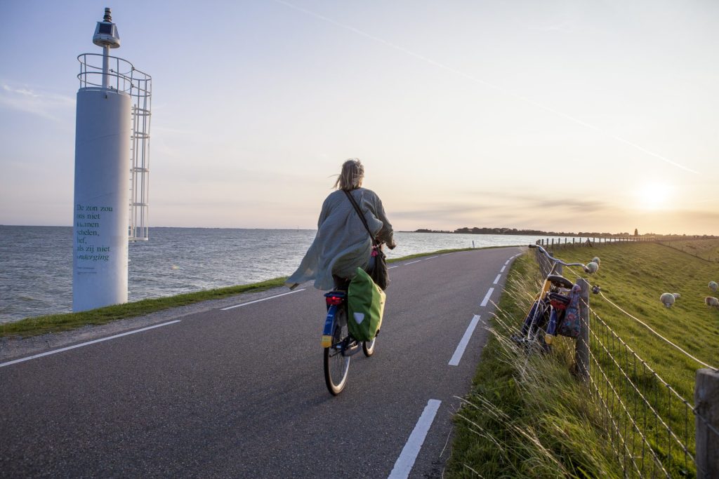 Over de dijk fietsen naar Hoorn