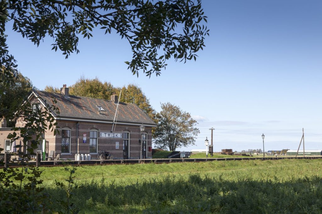 Op de fietsroute Hoorn kom je meerdere stoomtramstationnetjes tegen