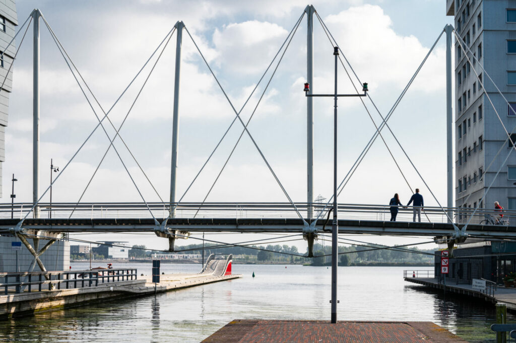 Brug in Almere, ontworpen door René van Zuuk