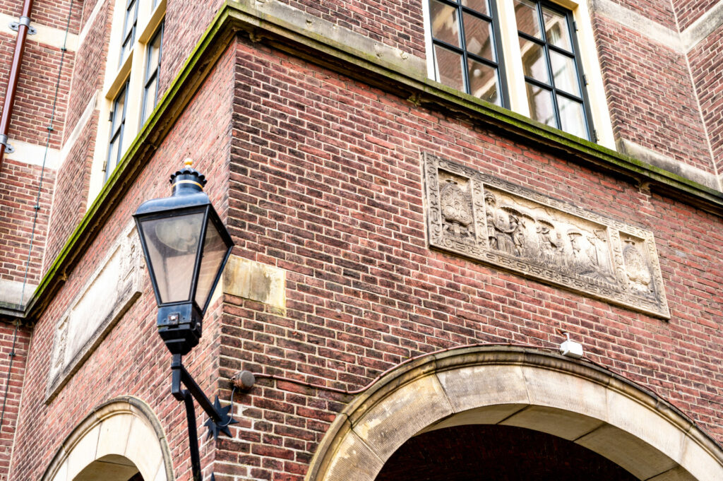 Gevelstenen op het binnenhof verwijzen naar de eerste Hollanders in Indië