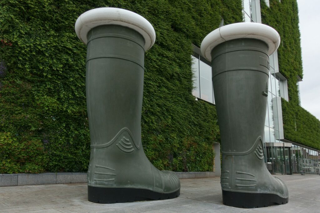 The Boots of the Hunter van Pii, voor het groene stadskantoor in Venlo.