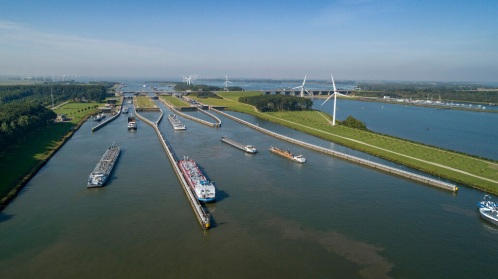 Volkeraksluizen nabij Willemstad