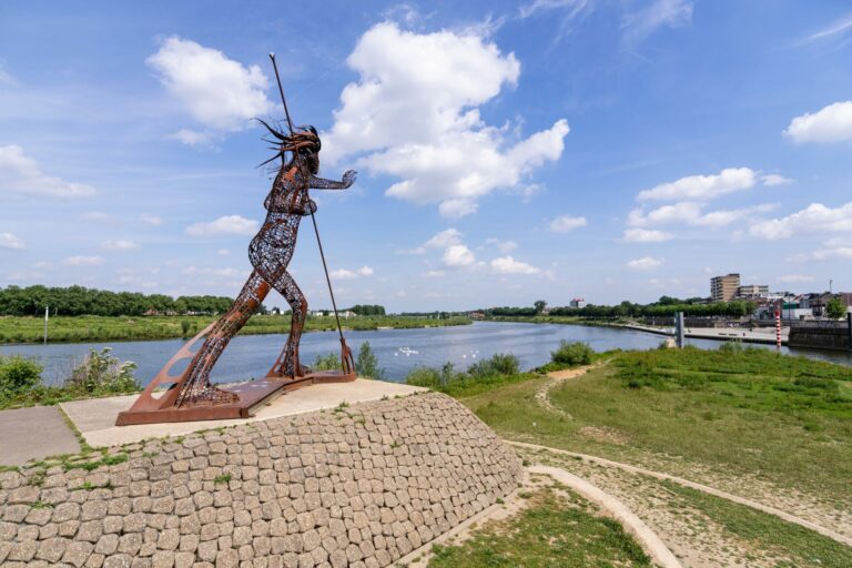 De Vreedzame Krijger van Rik van Rijswick pronkt in Venlo aan of in de Maas.