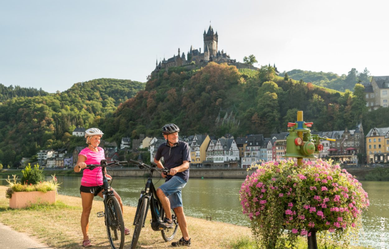 Burgen_Radfahrer_vor_der_Reichsburg_Cochem_Stufe_3_Dominik_Ketz_800x600