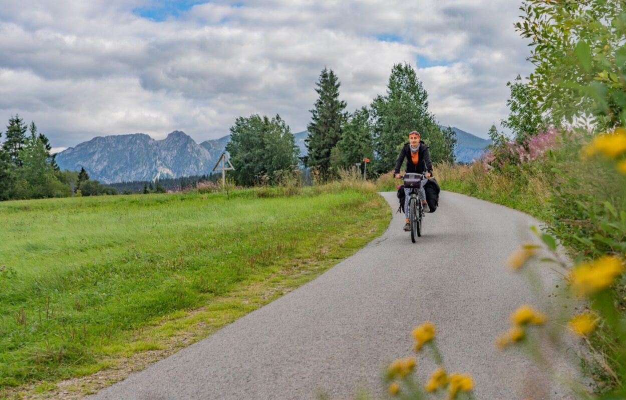 De snel verbeterende infrastructuur maken dergelijke reizen  comfortabel. - copyright:  bike.visitmalopolska.pl