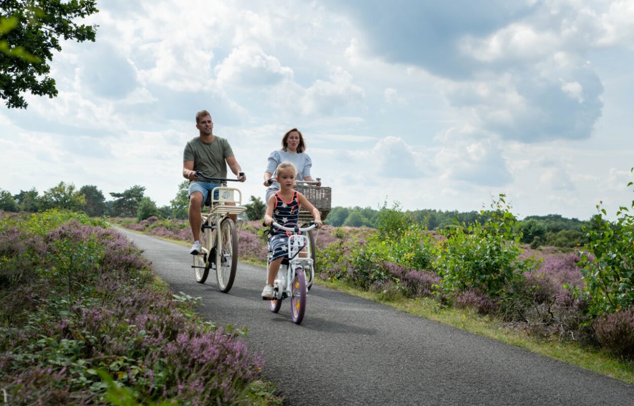 Fietsend door Drenthe beleef je de mooiste momenten samen. Foto: Van Boven Fotografie