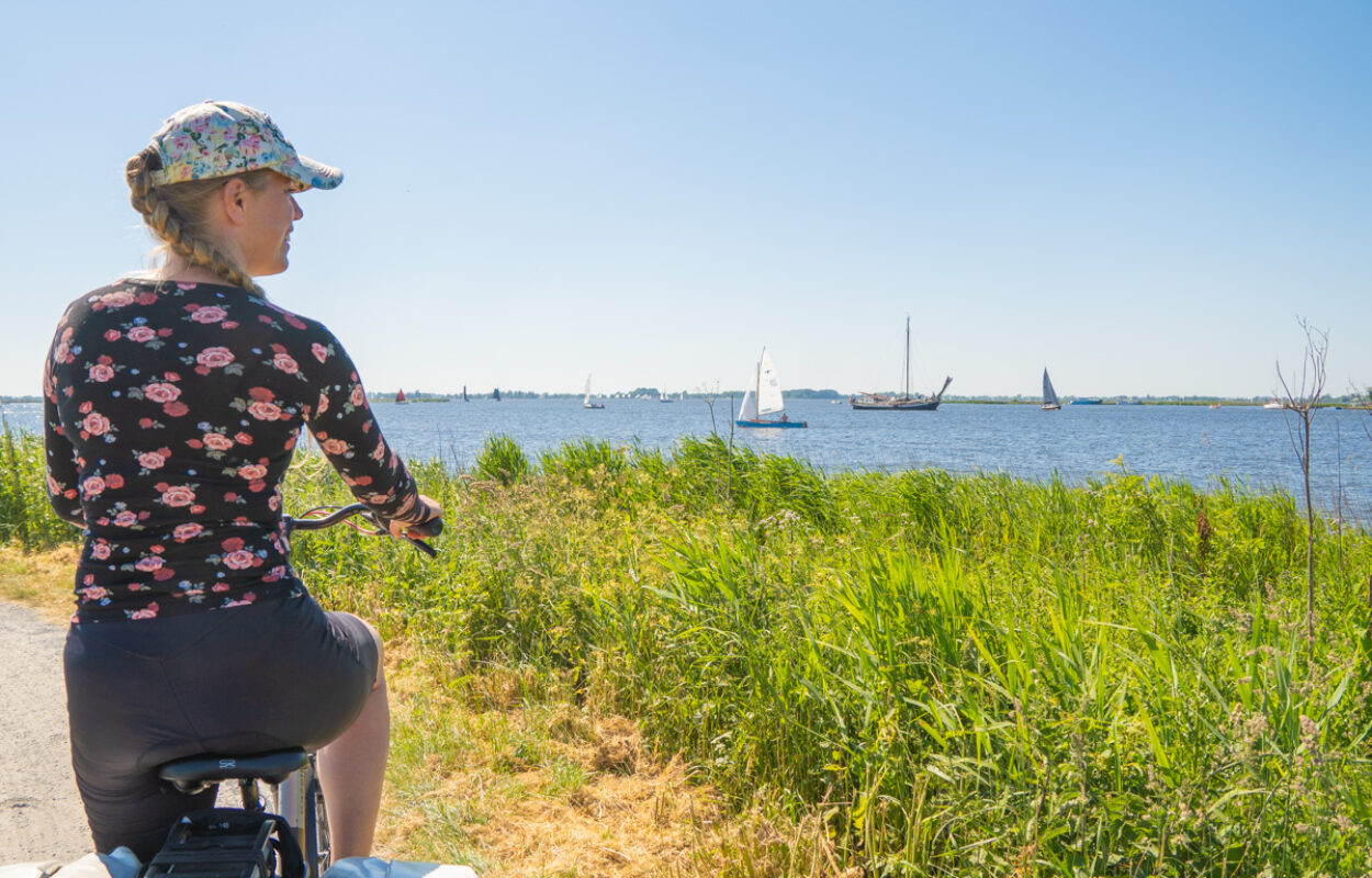 Mirre Oost maakt vaak een meerdaagse fietstocht in Nederland en probeert met vlogs en blogs op haar website anderen te enthousiasmeren.