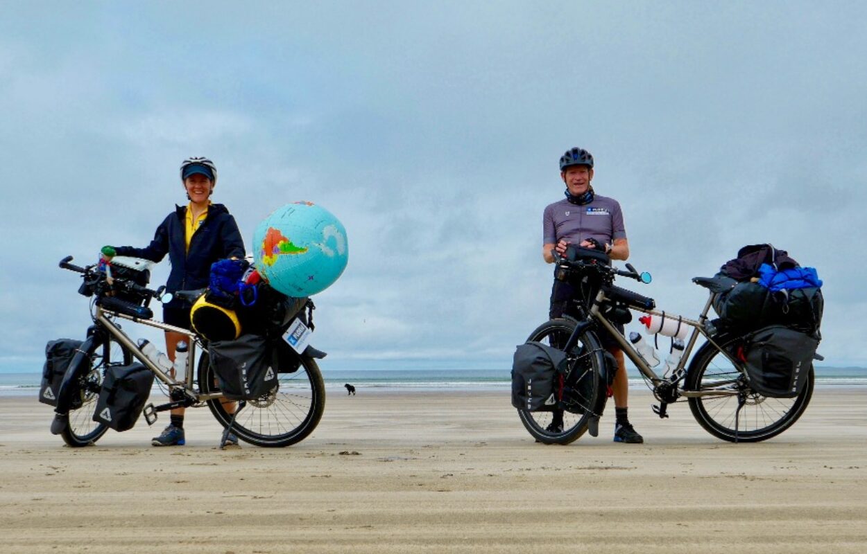 Ben en Linda op een van hun eerdere avonturen met de fiets - Foto: XPLORid