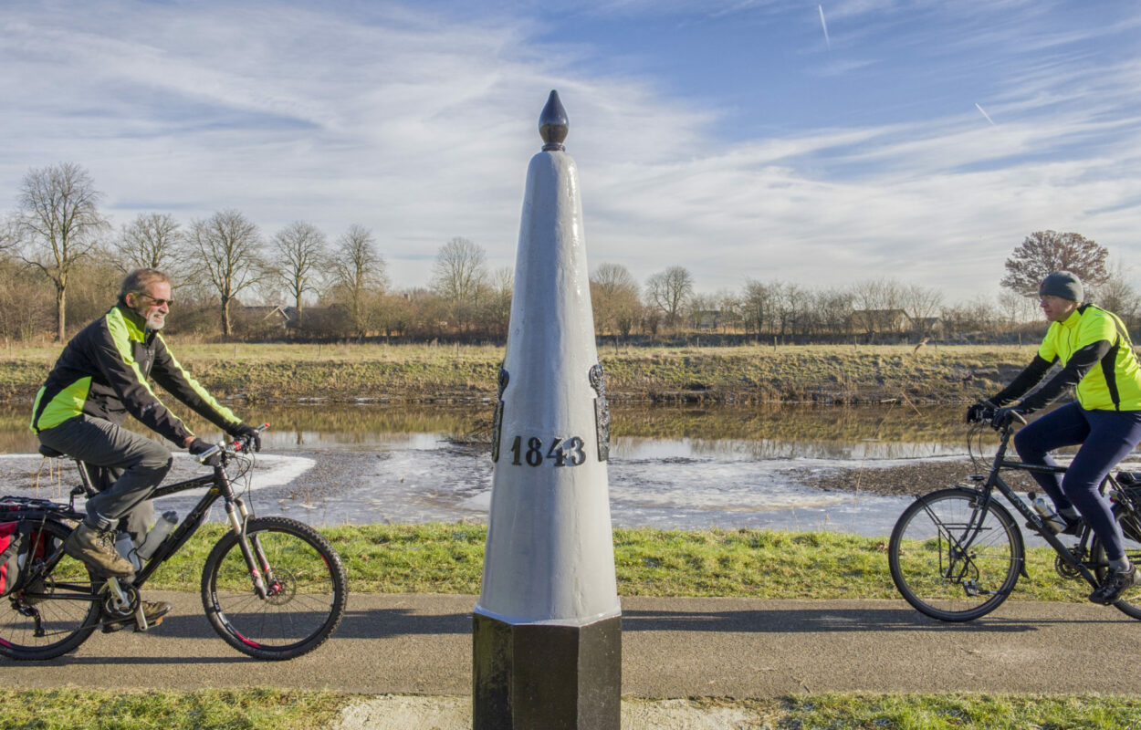 Grenspaal op de fietsroute Breda