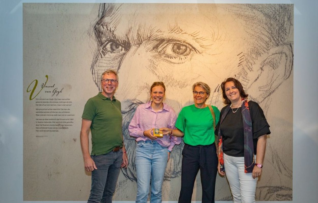 De familie Bakker  met hun dochter Willemijn, die werd begroet als 200.000ste bezoeker van museum Vincentre. Foto: Vincentre/Frank van Welie
