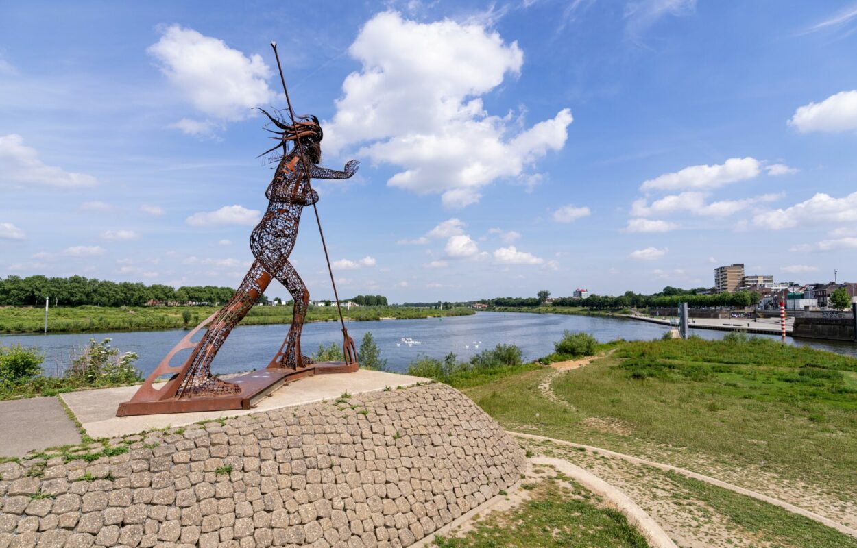 De Vreedzame Krijger van Rik van Rijswick pronkt in Venlo aan of in de Maas.