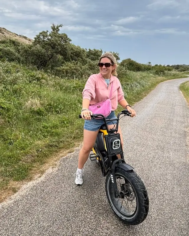 DE ZOMER IS BEGONNEN 🏖️
Met dit weekend: op de fatbike cruisen door de duinen bij Renesse! Onze outdoorgirl Chaya zocht de kust op bij deze tropische temperaturen. Dat betekent uitwaaien, hondjes die dankbaar afkoelen, kleurrijke zeedieren en heerlijk samenzijn op het strand.

Wat is jouw favoriete plek aan de kust?

#toeractief #bewustbuitenbeleven #kust #renesse #zeeland #strand #fatbike #duinen